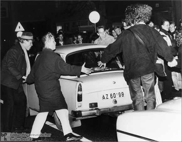 Herzliche Begrüßung der Besucher aus der DDR in Lübeck (11. November 1989)